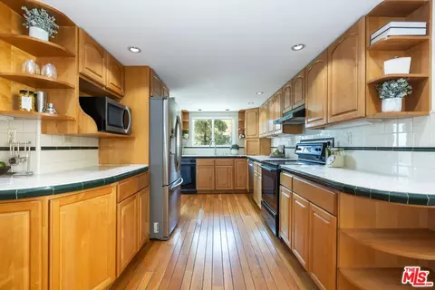 Kitchen - 1231 E Tujunga Ave, Burbank, CA 91501 photo 2 of 2