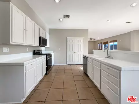 44305 Dusky Willow St, Lancaster, CA 93536 photo 6