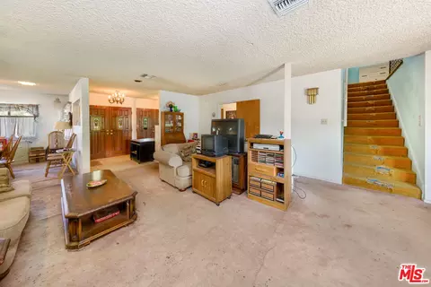 Living - 6922 Hesperia Ave, Reseda, CA 91335 photo 1 of 2