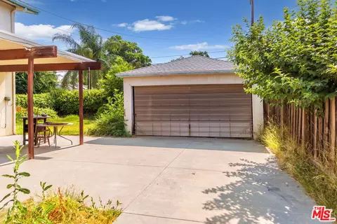Exterior - 6922 Hesperia Ave, Reseda, CA 91335 photo 3 of 4