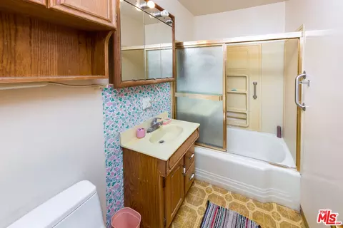Bath - 6922 Hesperia Ave, Reseda, CA 91335 photo 1 of 2