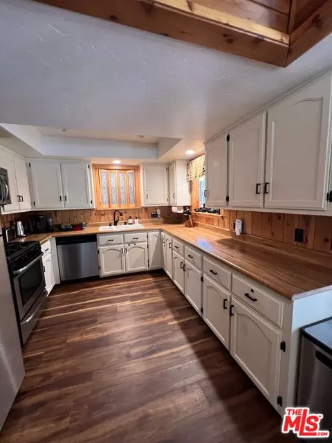 Kitchen - 1201 Redwood Dr, Big Bear City, CA 92314 photo 2 of 4