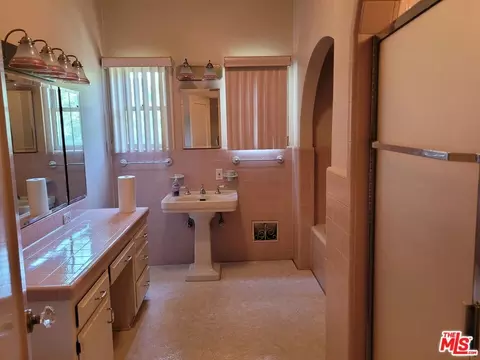 Bath - 655 Westgate St, Pasadena, CA 91103 photo 1 of 3