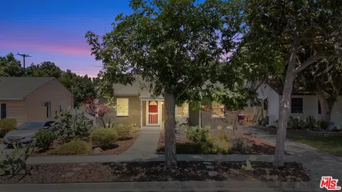 209 E 46th St, Long Beach, CA 90807 photo 2