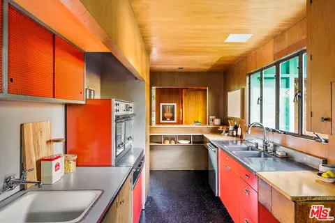 Kitchen - 1475 Scenic Dr, Pasadena, CA 91103 photo 2 of 4