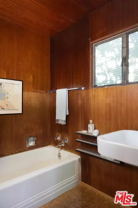 Bath - 1475 Scenic Dr, Pasadena, CA 91103 photo 1 of 2