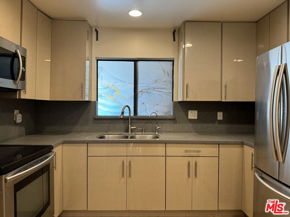 350 Burchett St Unit 220