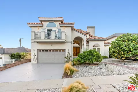 807 Meyer Ln, Redondo Beach, CA 90278