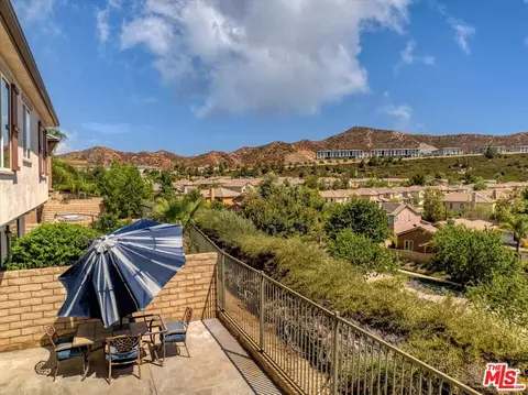 19410 Laroda Ln, Santa Clarita, CA 91350