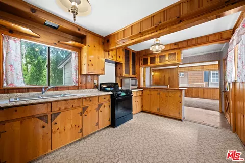 Kitchen - 538 Lark Rd, Wrightwood, CA 92397 photo 1 of 2
