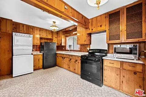 Kitchen - 538 Lark Rd, Wrightwood, CA 92397 photo 2 of 2