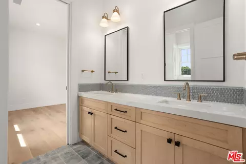 Entry Way - 2527 Ivy Rd, Oceanside, CA 92054 photo 4 of 5