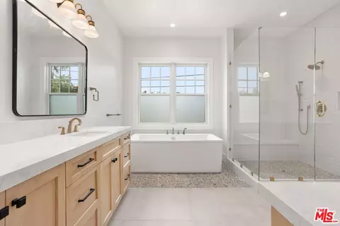 Bath - 2527 Ivy Rd, Oceanside, CA 92054 photo 2 of 4