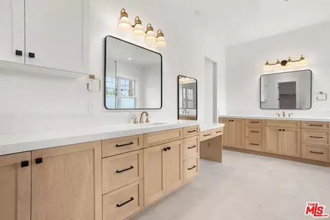 Bath - 2527 Ivy Rd, Oceanside, CA 92054 photo 1 of 4