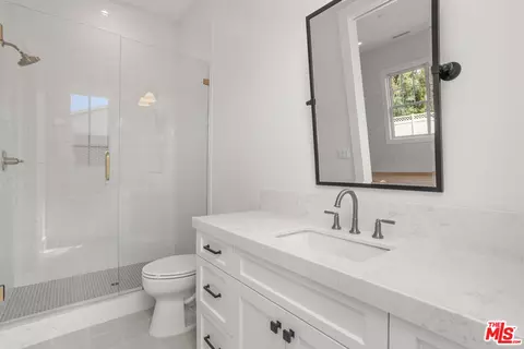 Bath - 2527 Ivy Rd, Oceanside, CA 92054 photo 4 of 4
