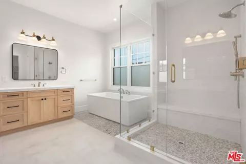 Bath - 2527 Ivy Rd, Oceanside, CA 92054 photo 3 of 4