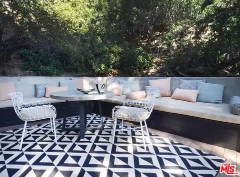 6189 Glen Oak St, Los Angeles, CA 90068