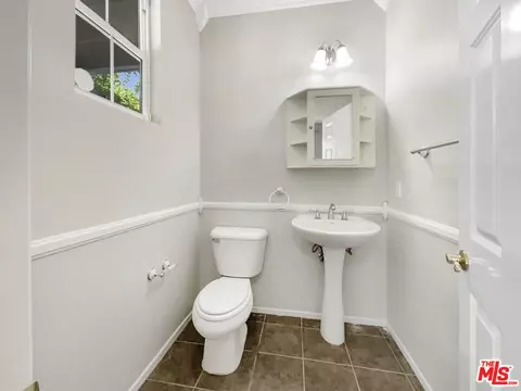 Bath - 812 Gitano Dr, Oxnard, CA 93030 photo 3 of 3