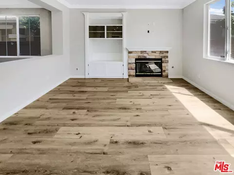 Living - 812 Gitano Dr, Oxnard, CA 93030 photo 2 of 5