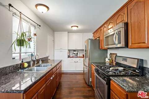 Kitchen - 1749 Sequoia Ave, Simi Valley, CA 93063 photo 3 of 5