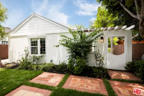 14817 Hartsook St, Sherman Oaks, CA 91403