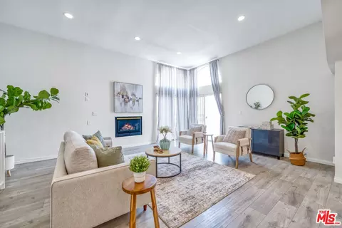 4823 Elmwood Ave #E, Los Angeles, CA 90004