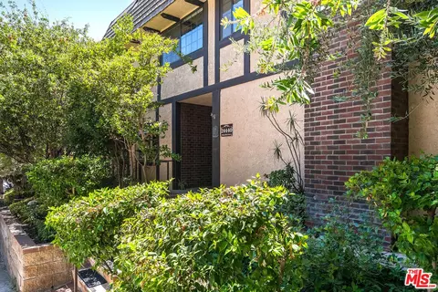 24440 Victory Blvd #18, Woodland Hills, CA 91367