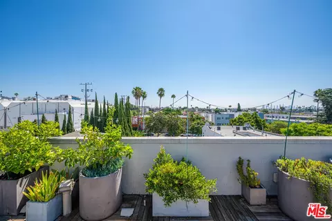 6066 W Studio Ct, Los Angeles, CA 90038