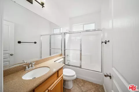 Bath - 2610 Lenrey Ave, El Centro, CA 92243 photo 1 of 2