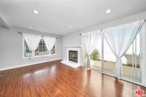 Living - 22014 Romar St, Chatsworth, CA 91311 photo 2 of 5