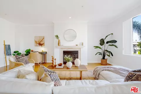 4568 W 1st St #212, Los Angeles, CA 90004