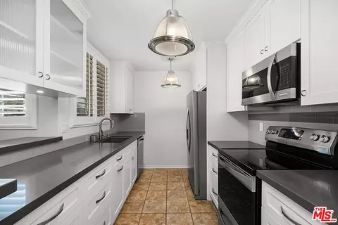 725 S Barrington Ave #202, Los Angeles, CA 90049