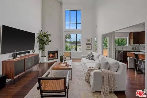 720 Huntley Dr #202, West Hollywood, CA 90069