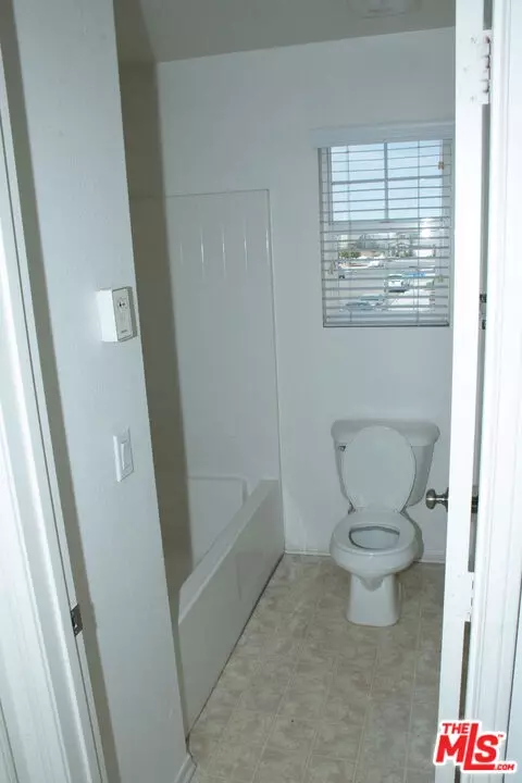 Bath - 15031 Hemlock, Victorville, CA 92394 photo 1 of 5