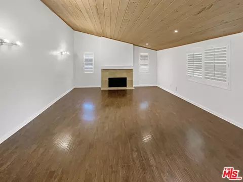 17530 Devonshire St, Northridge, CA 91325 photo 4