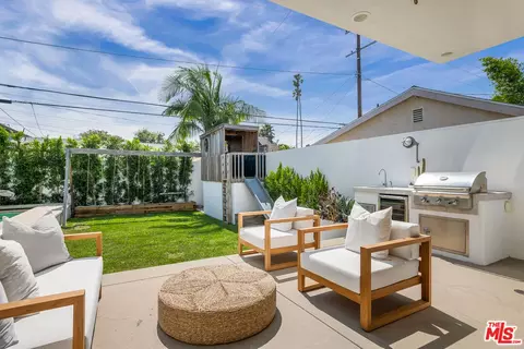 Exterior - 644 Brooks Ave, Venice, CA 90291 photo 11 of 13