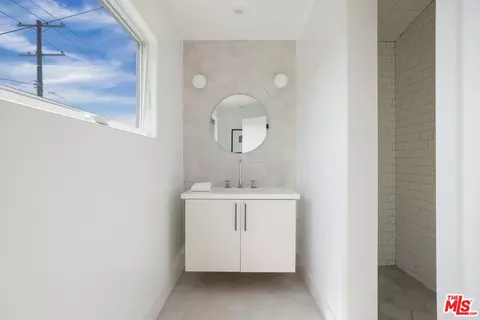 Bath - 644 Brooks Ave, Venice, CA 90291 photo 3 of 9