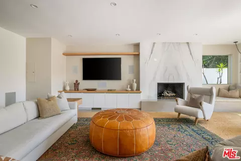 Living - 644 Brooks Ave, Venice, CA 90291 photo 2 of 7