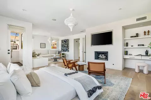 Bedroom - 644 Brooks Ave, Venice, CA 90291 photo 2 of 10