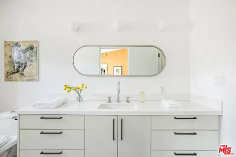 Bath - 644 Brooks Ave, Venice, CA 90291 photo 5 of 9