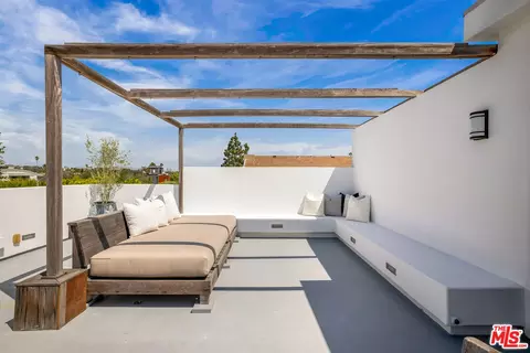 Exterior - 644 Brooks Ave, Venice, CA 90291 photo 13 of 13