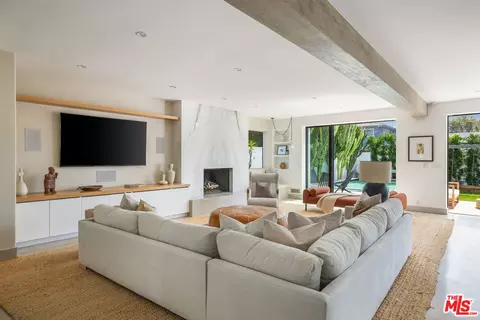 Living - 644 Brooks Ave, Venice, CA 90291 photo 5 of 7