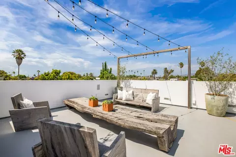 Exterior - 644 Brooks Ave, Venice, CA 90291 photo 12 of 13