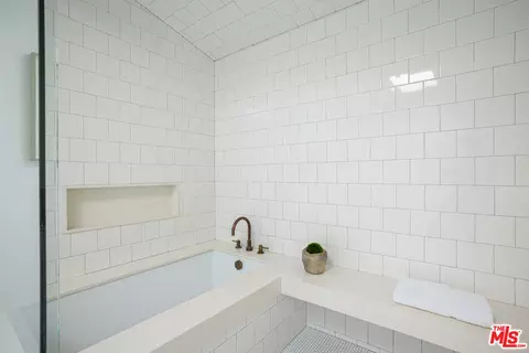 Bath - 644 Brooks Ave, Venice, CA 90291 photo 8 of 9