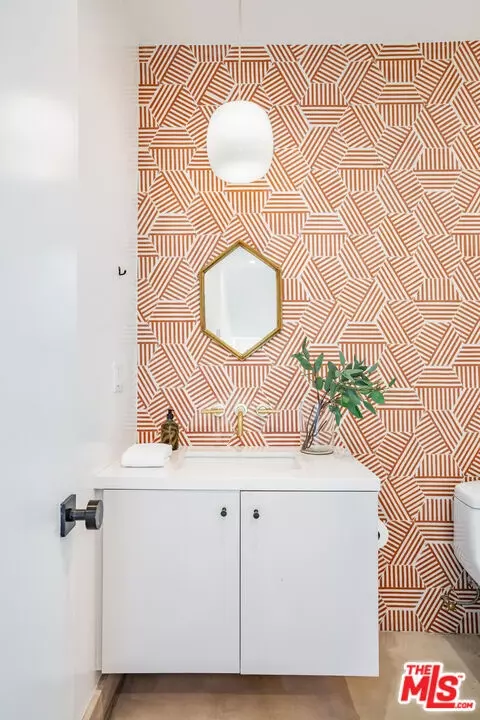 Bath - 644 Brooks Ave, Venice, CA 90291 photo 2 of 9