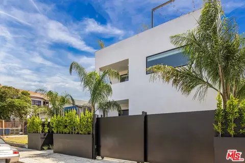 Exterior - 644 Brooks Ave, Venice, CA 90291 photo 2 of 13