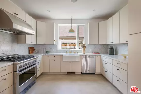 Kitchen - 644 Brooks Ave, Venice, CA 90291 photo 4 of 7