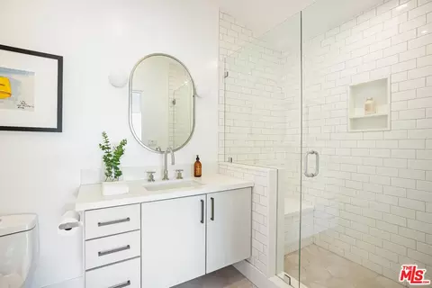 Bath - 644 Brooks Ave, Venice, CA 90291 photo 6 of 9