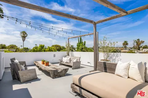 Exterior - 644 Brooks Ave, Venice, CA 90291 photo 5 of 13