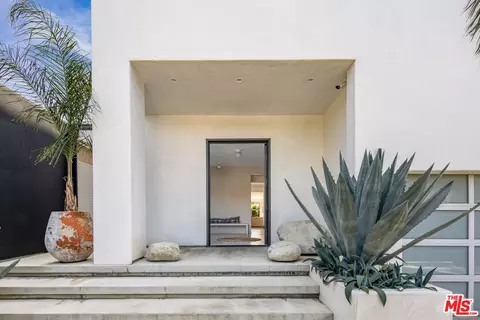 Exterior - 644 Brooks Ave, Venice, CA 90291 photo 7 of 13